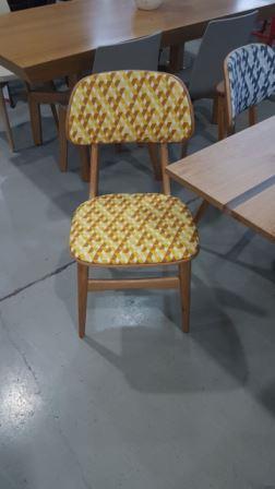 כסא צהוב מיוחד 