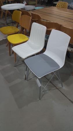 כיסאות פלסטיק למטבח בצבע לבן ולבן אפור