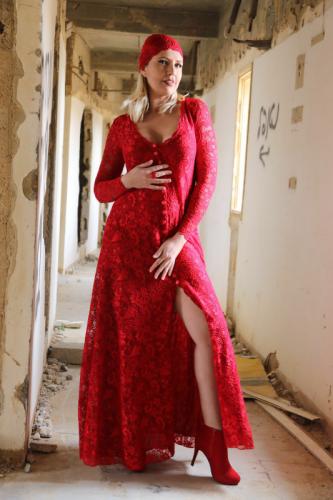 שמלה לערב אדומה מתאימה גם למידות גדולות 